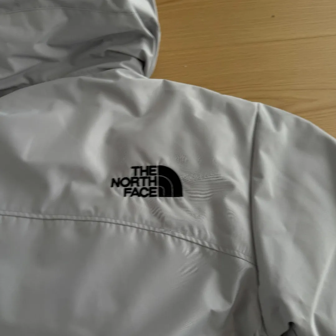 💰P390 Self-photographed. Colleagues please do not pass it off as inferior or stolen pictures! Style number: Y 66-𝗧𝗵𝗲 𝗡𝗼𝗿𝘁𝗵 𝗙𝗮𝗰𝗲｜Japanese version of North Face RETROHIMALAYAN Peak Himalayan Mountaineering Series hooded down jacket ‼ ️Can be recommended! Long-term availability, non-stop supply! Notes on returns and exchanges within 15 days of after-sales arrival: 1: Affecting 2 sales 2: Tag removal 3: Clothes have odor (such as perfume, etc.) These are not supported for returns and exchanges. Others are returned and exchanged normally! 4: If you encounter the wrong goods, wrong size, dirty damage, etc., you can contact online customer service as soon as possible to make up for the return shipping cost [Team studio, physical stall Wholesale customers, group purchasing agents, Internet celebrity supply private chat! 】 -The top original replica version refers to the highest version in China (there is no one). Our products must be high-quality (make a piece of clothing that is ZP when placed in the counter) - Filled with down cotton inside, good fluffiness, excellent thermal insulation effect. One piece is enough in winter. High Quality In Stock, can be recommended as the main product -Customized original waterproof fabric -Three-label accessories, complete accessories, original hardware Fabric: Customized 14D high-strength nylon fabric, thick texture, waterproof fabric, tear-resistant, using ZP consistent single-layer fabric (non-commercial currency contains gallbladder) Embroidery: Japanese Behringer embroidery machine, custom-made 10,000-needle electric embroidery, using imported No. 7 needles and imported embroidery thread, the embroidery is full and three-dimensional, 100% restored to ZP. Accessories: Use original Yoshida YKK zipper, with clear lettering, high weight, and can withstand 100,000 pulls and wear. Drawstring, multi-function buckle, Velcro, washable label, laser anti-counterfeiting, all are original molded 1:1 pairs at the counter, making down cotton woven categories, making an original product with heart, so that every customer has the confidence to introduce to his customers: This is the top replica version in China. Color: Black Gray Size: S M L XL XXL